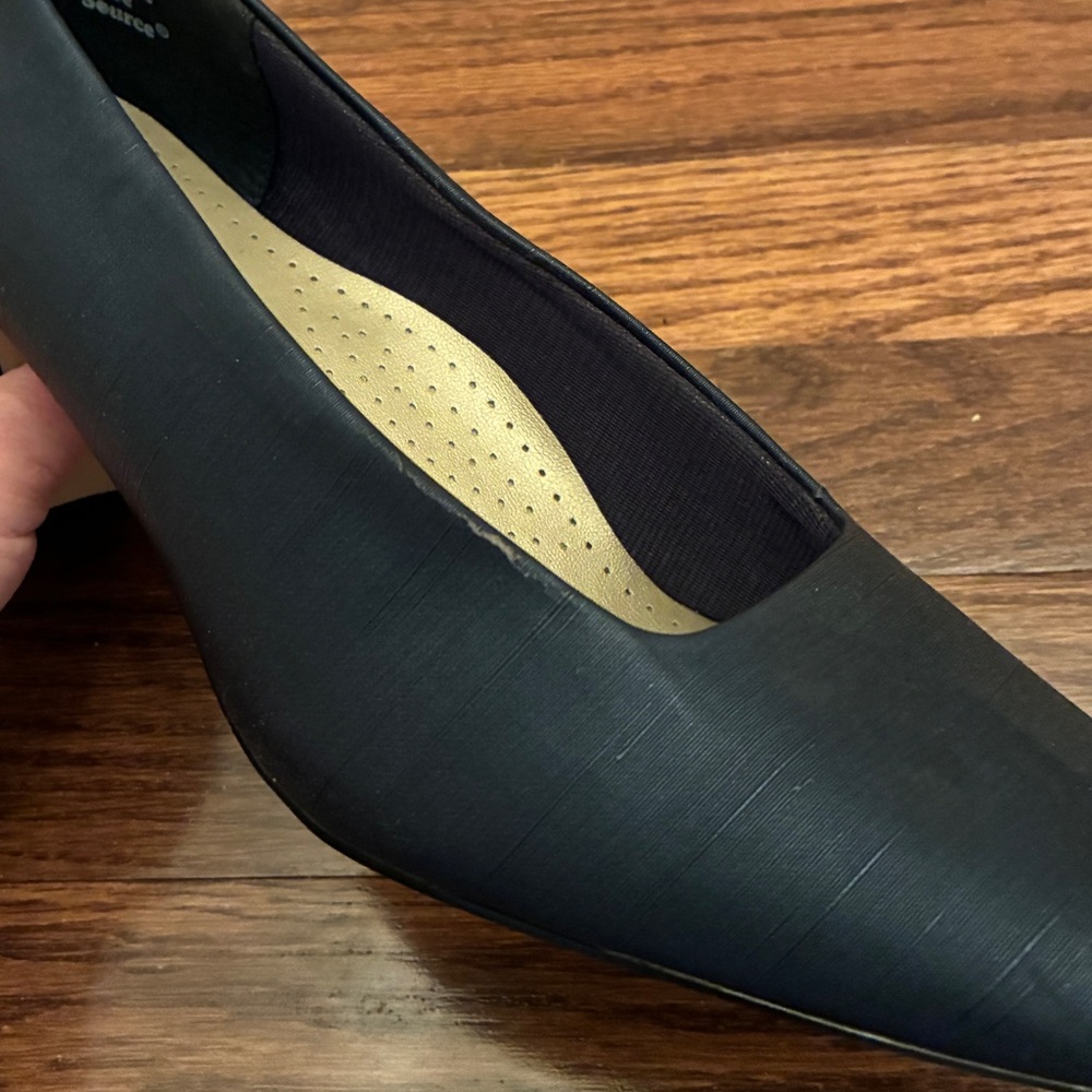 NIB Soft Flexible Navy Pumps 2.5" Heel Size 10 - Picture 13 of 14